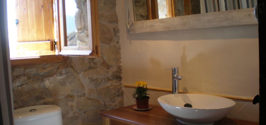 Baño Estilo rustico Color marron, blanco, gris, gris  diseñado por SERRA&ASOCIADOS | Gremio | Copyright SERRA&ASOCIADOS