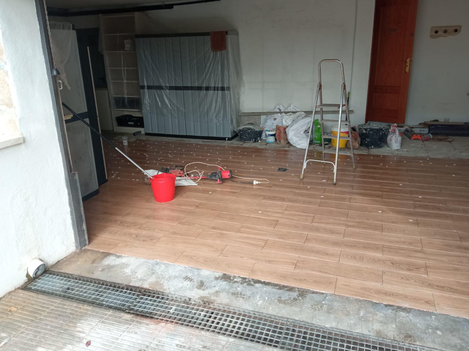 Garaje Estilo rustico Color naranja, beige, bronce  diseñado por Hogar-Perfecto | Reformista, constructor 