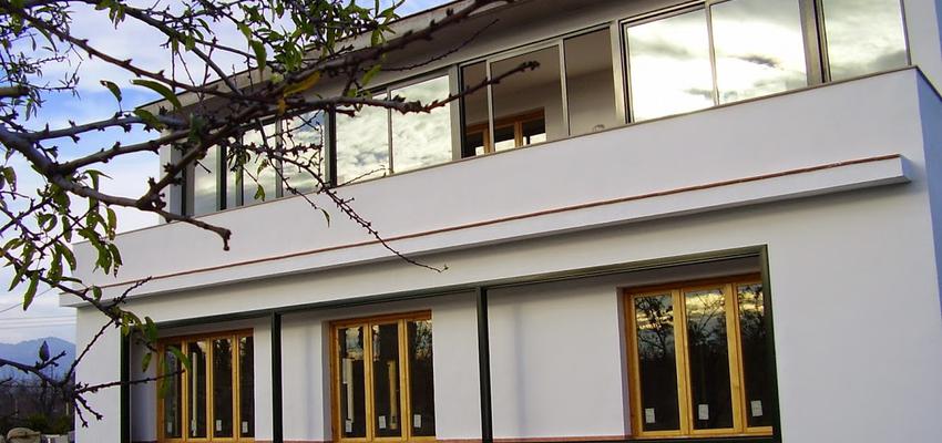 Exterior style clasico color amarillo, blanco  diseñado por Xavier | Arquitecto | Copyright serveisarquitectura