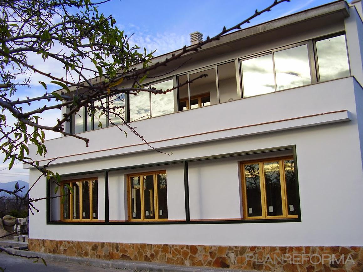 Exterior style clasico color amarillo, blanco  diseñado por Xavier | Arquitecto | Copyright serveisarquitectura