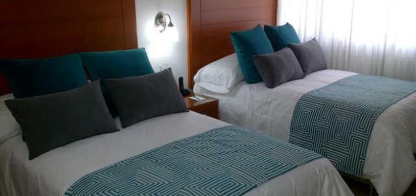 Dormitorio, Hotel style contemporaneo color turquesa, marron, blanco, gris  diseñado por luz huerga de leon | Interiorista | Copyright LuzHuergaInteriorismo