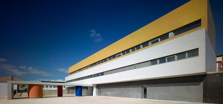 Exterior style moderno color marron, blanco, gris  diseñado por José Ángel Nieto García | Arquitecto 