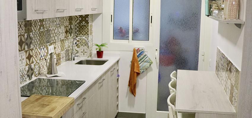 Cocina Estilo moderno Color blanco, gris, gris  diseñado por MANAU SA | Gremio | Copyright Grup Manau