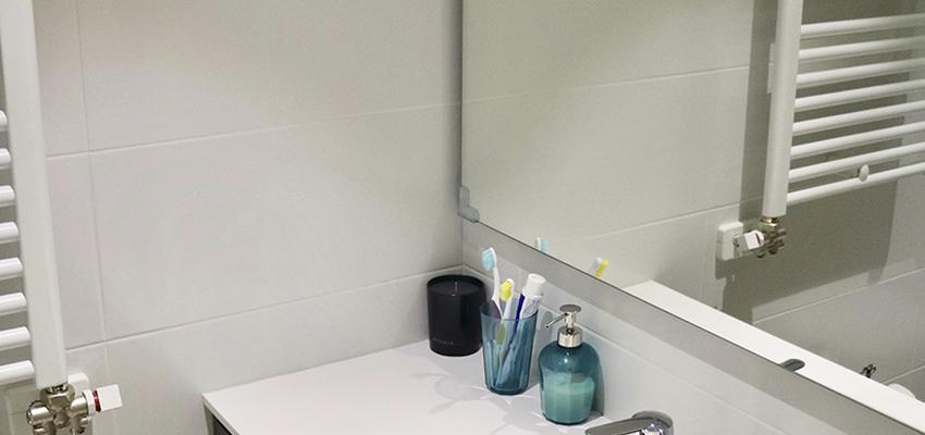 Baño Estilo moderno Color blanco, gris, negro  diseñado por MANAU SA | Gremio | Copyright Grup Manau