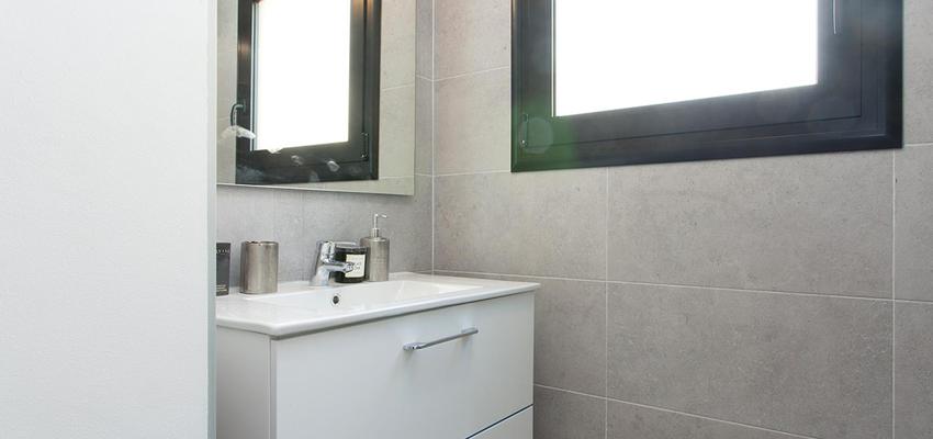 Baño Estilo clasico Color blanco, gris, negro  diseñado por MANAU SA | Gremio | Copyright grup manau