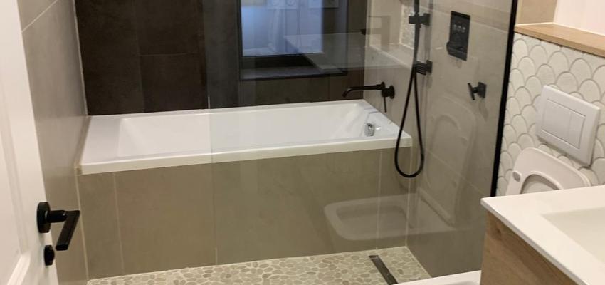 Baño Estilo moderno Color crema, beige  diseñado por Adelante Reformas | Reformista, constructor | Copyright Reforma completa de baño de Adelante Reformas