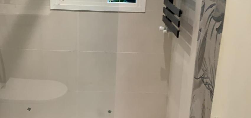 Baño Estilo moderno Color crema, beige  diseñado por Adelante Reformas | Reformista, constructor | Copyright Reforma completa de baño de Adelante Reformas