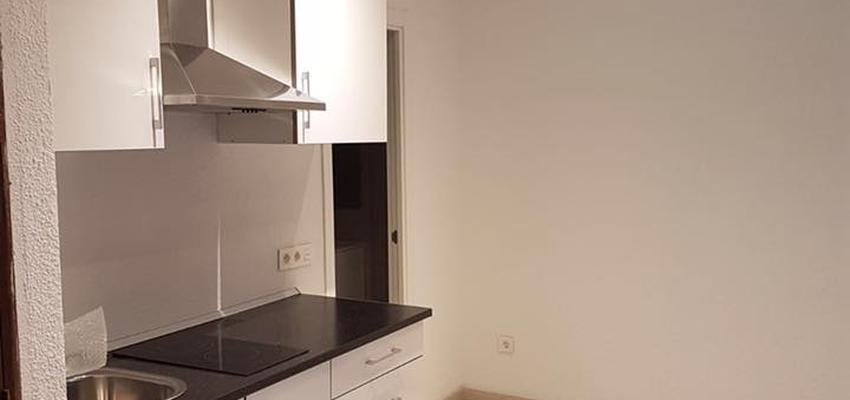 Cocina Estilo moderno Color beige, blanco, negro  diseñado por Lucrum Gaudium Reformas Integrales | Gremio | Copyright lucrum