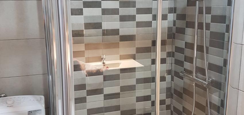 Baño Estilo moderno Color blanco, gris, negro  diseñado por Lucrum Gaudium Reformas Integrales | Gremio | Copyright Lucrum