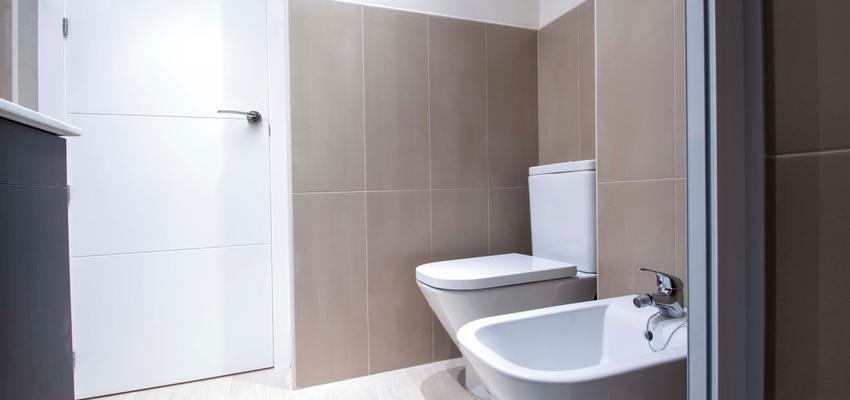 Baño Estilo clasico Color marron, blanco  diseñado por Lucrum Gaudium Reformas Integrales | Gremio | Copyright Lucrum