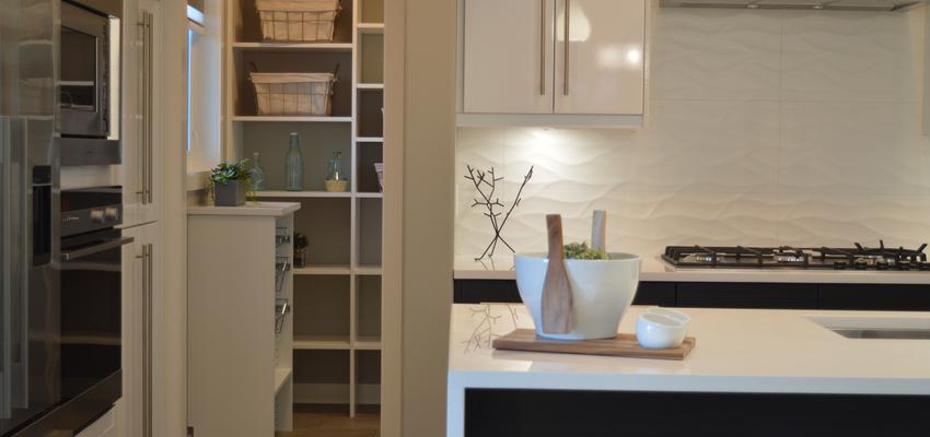 Cocina Estilo moderno Color blanco  diseñado por Lucrum Gaudium Reformas Integrales | Gremio | Copyright Lucrum