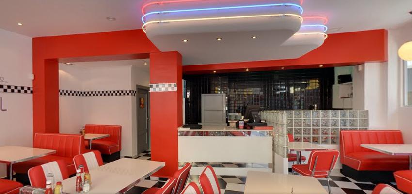 Salon, Restaurante style vintage color rojo, blanco  diseñado por NURIA POVEDA QUESADA | Interiorista | Copyright propietario Emilia del restaurante