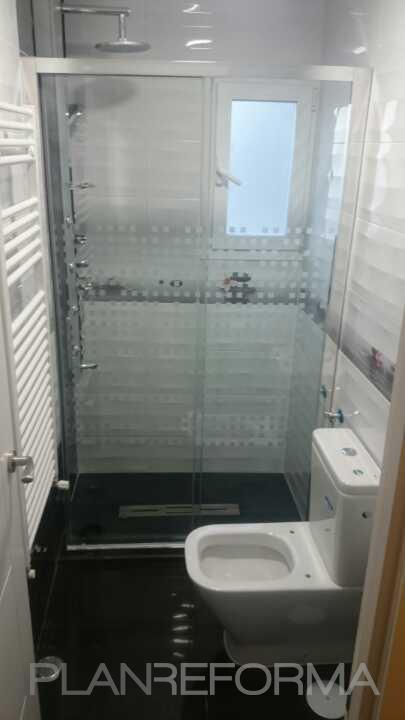 Baño style tradicional color blanco, gris, negro  diseñado por INTERIORES PETICOR S.L | Gremio 