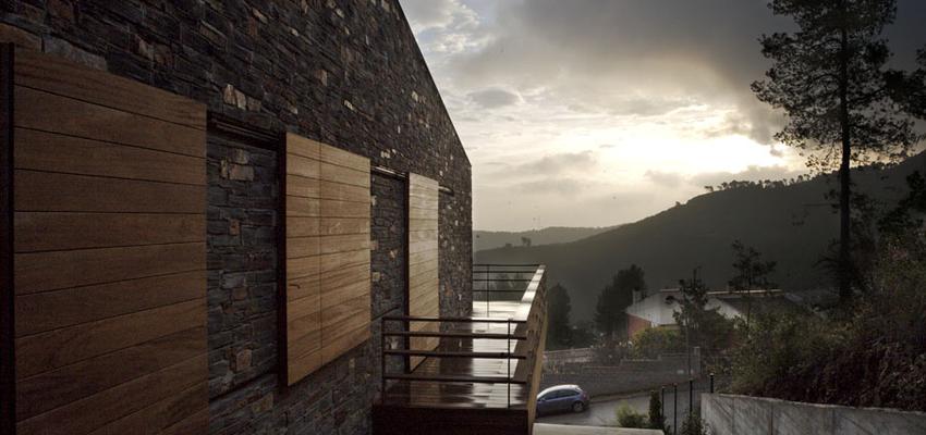Balcon, Exterior style contemporaneo color marron, gris  diseñado por aaa arquitectura | Arquitecto 