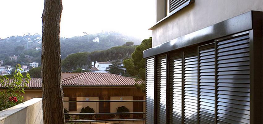 Terraza, Exterior style moderno color marron, blanco, gris  diseñado por aaa arquitectura | Arquitecto 