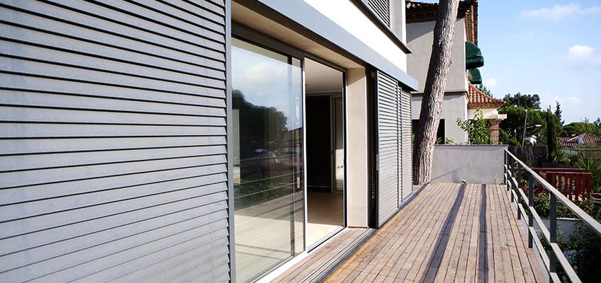 Terraza, Exterior style moderno color marron, blanco, gris  diseñado por aaa arquitectura | Arquitecto 