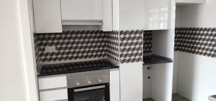 Cocina Estilo clasico Color beige, marron, blanco, gris, negro  diseñado por Wesley | Gremio | Copyright Wesley