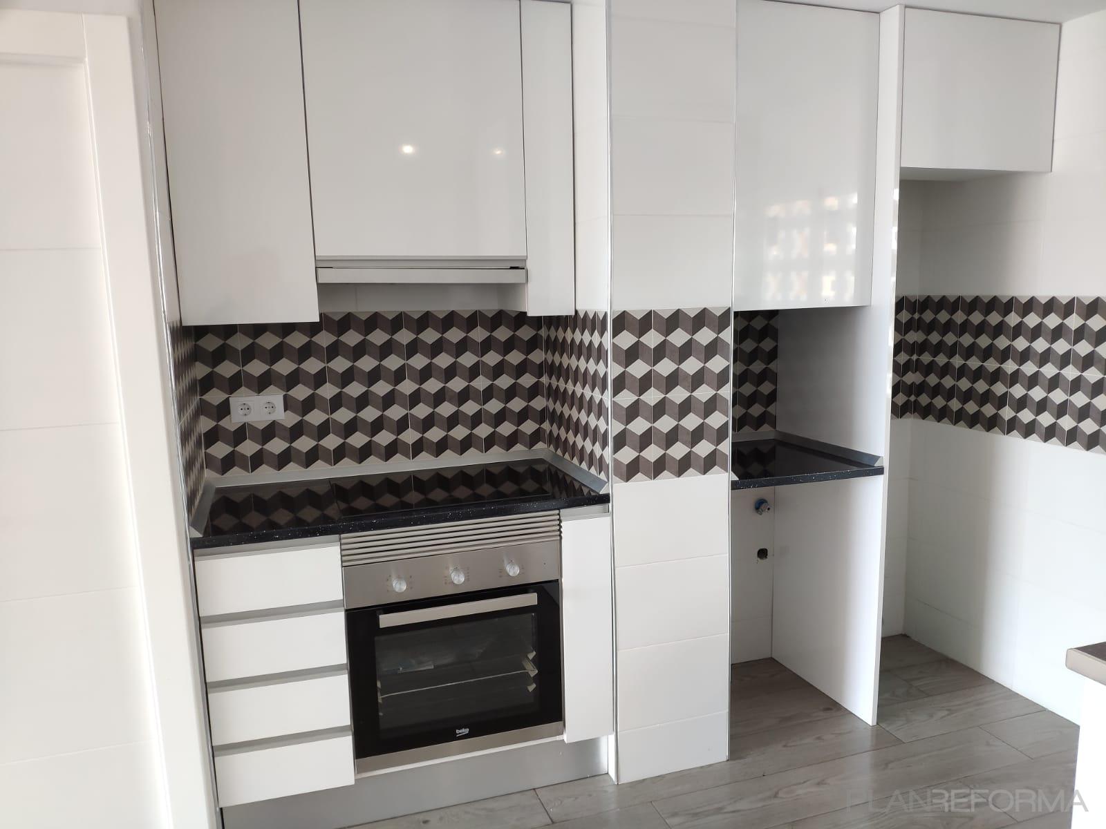 Cocina Estilo clasico Color beige, marron, blanco, gris, negro