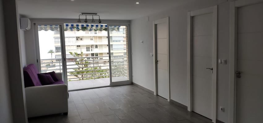 Balcon, Salon Estilo clasico Color violeta, blanco, plateado  diseñado por Wesley | Gremio | Copyright Wesley