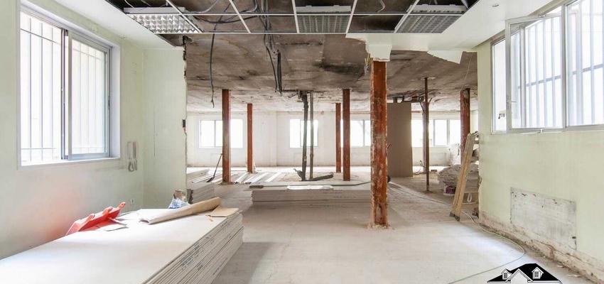 Oficina Estilo moderno Color marron  diseñado por Reformas EXPRESS Cantabria | Gremio | Copyright Reformas EXPRESS Cantabria se reserva los derechos de la propiedad de esta  imagen.