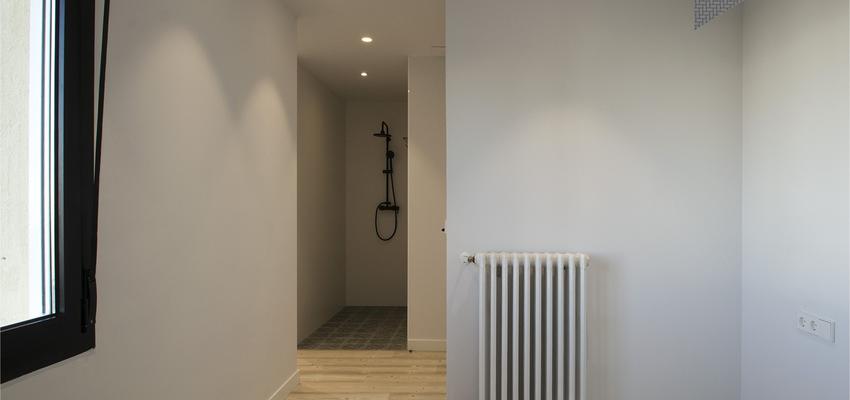 Dormitorio, Loft Estilo moderno Color ocre  diseñado por RE Cantabria | Gremio | Copyright Queda totalmente prohibida la reproducción parcial o total de las imágenes de esta web, independientemente para el uso que sean destinadas, sin el consentimiento explícito de autores y profesionales de “RE CANTABRIA”