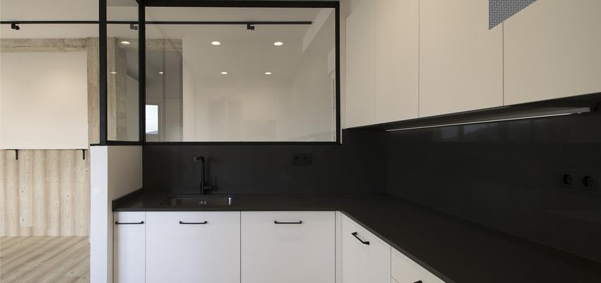 Cocina Estilo moderno Color ocre  diseñado por RE Cantabria | Gremio | Copyright Queda totalmente prohibida la reproducción parcial o total de las imágenes de esta web, independientemente para el uso que sean destinadas, sin el consentimiento explícito de autores y profesionales de “RE CANTABRIA”