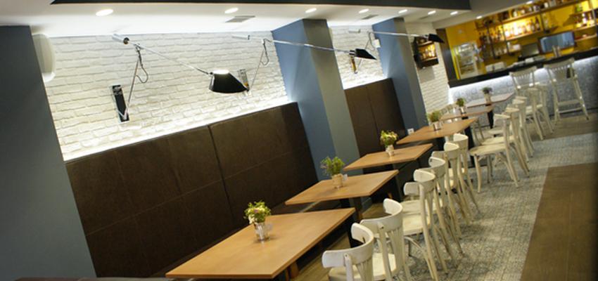 Cafeteria Estilo contemporaneo Color marron, marron, blanco, gris  diseñado por ARTEFACTUM | Interiorista 