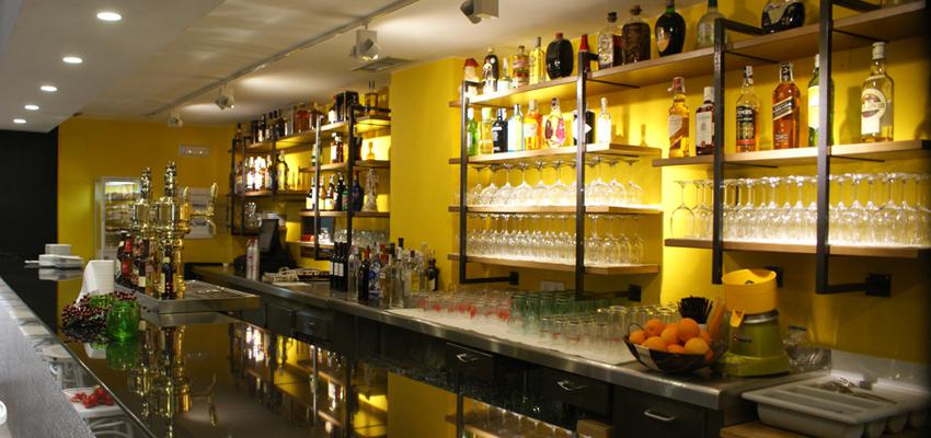 Bar Estilo clasico Color amarillo, gris  diseñado por ARTEFACTUM | Interiorista 
