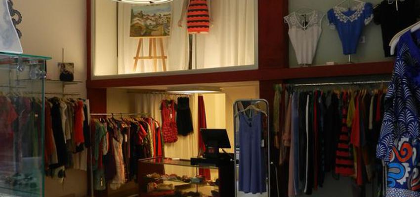 Tienda style contemporaneo color rojo, blanco, gris  diseñado por Arquidor | Arquitecto 