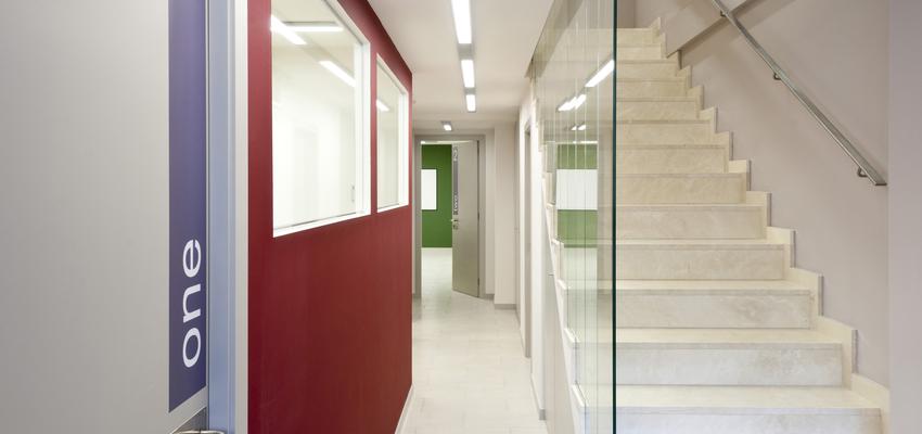 Oficina style contemporaneo color rojo, beige, gris  diseñado por esteveinteriorisme | Interiorista 