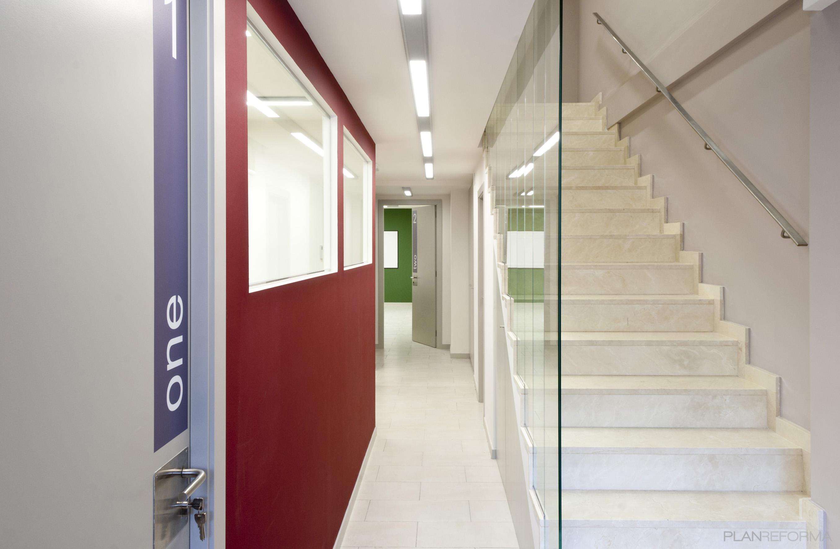 Oficina style contemporaneo color rojo, beige, gris  diseñado por esteveinteriorisme | Interiorista 