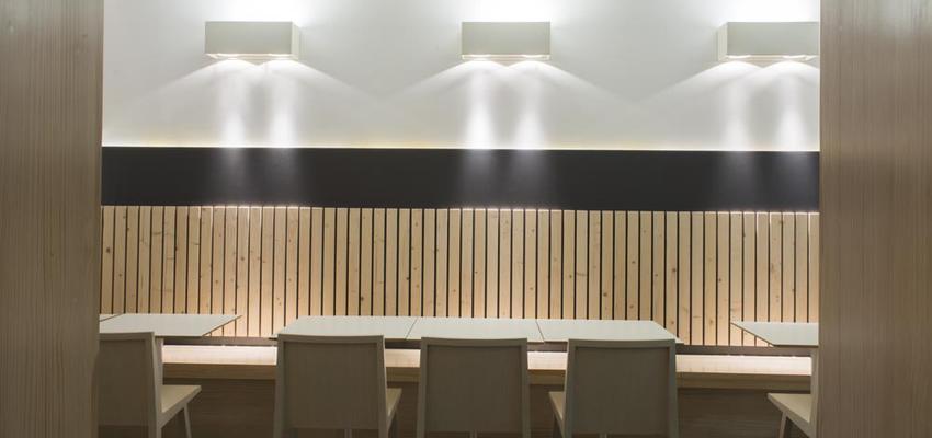 Cafeteria style contemporaneo color marron, blanco, gris  diseñado por esteveinteriorisme | Interiorista 