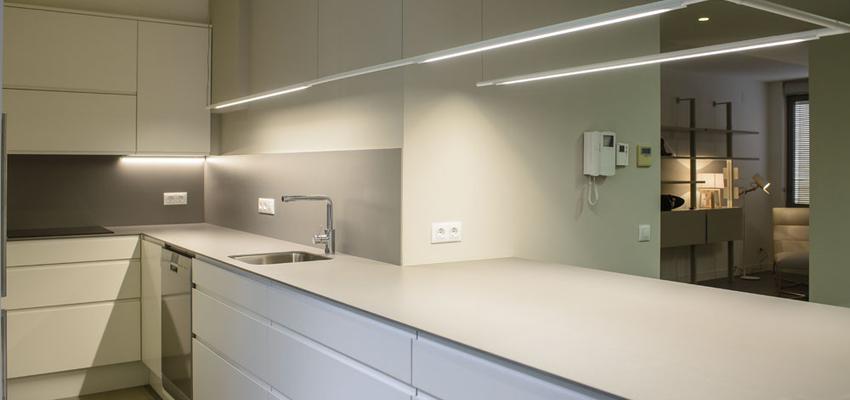 Cocina style contemporaneo color blanco, gris, gris  diseñado por esteveinteriorisme | Interiorista 