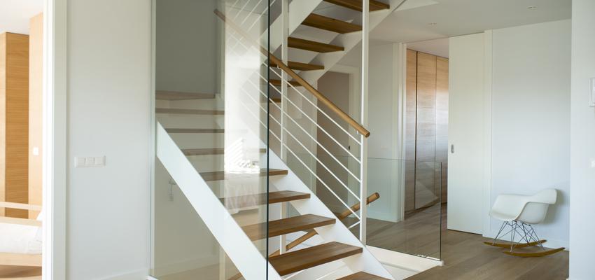 Escalera style contemporaneo color blanco, bronce  diseñado por esteveinteriorisme | Interiorista 