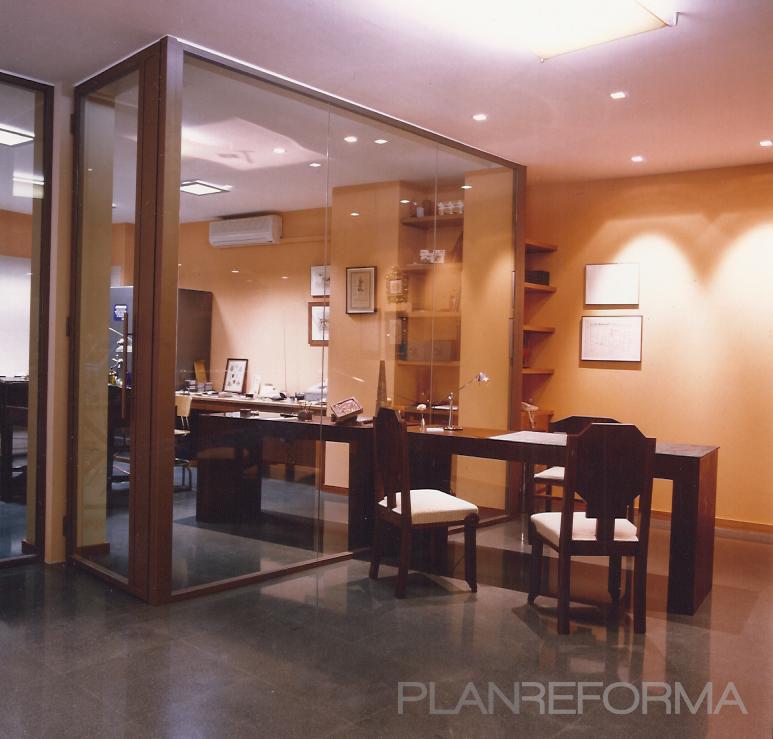 Tienda style clasico color verde, marron, bronce  diseñado por esteveinteriorisme | Interiorista 