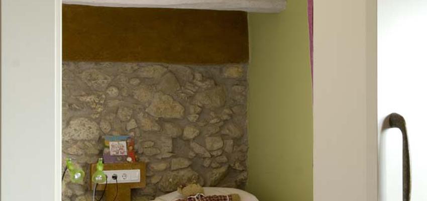 Dormitorio style rustico color verde, beige, blanco  diseñado por esteveinteriorisme | Interiorista 