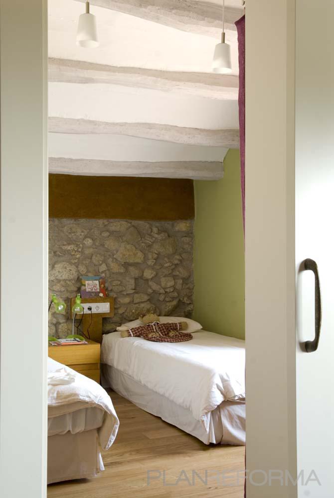 Dormitorio style rustico color verde, beige, blanco  diseñado por esteveinteriorisme | Interiorista 
