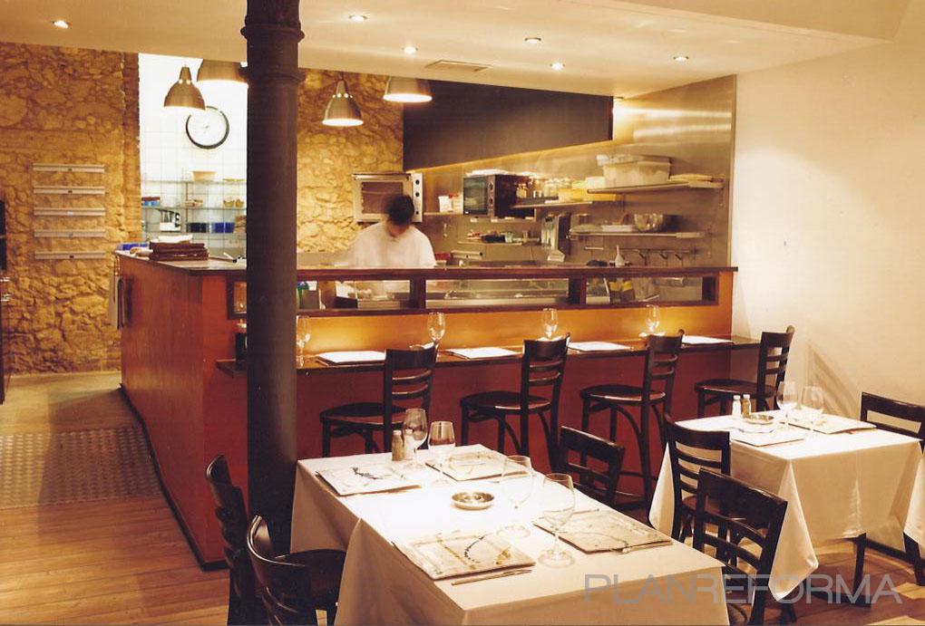 Restaurante style mediterraneo color beige, bronce  diseñado por esteveinteriorisme | Interiorista 