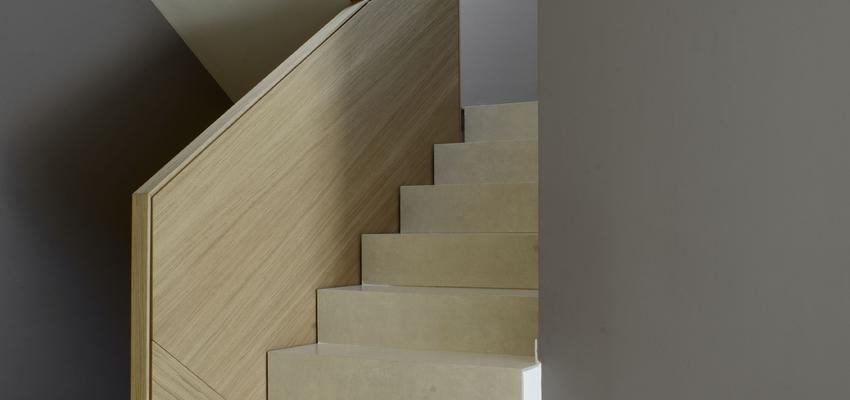 Escalera style contemporaneo color beige, blanco, gris  diseñado por esteveinteriorisme | Interiorista 