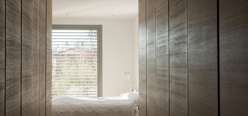 Dormitorio style contemporaneo color marron, blanco  diseñado por esteveinteriorisme | Interiorista 