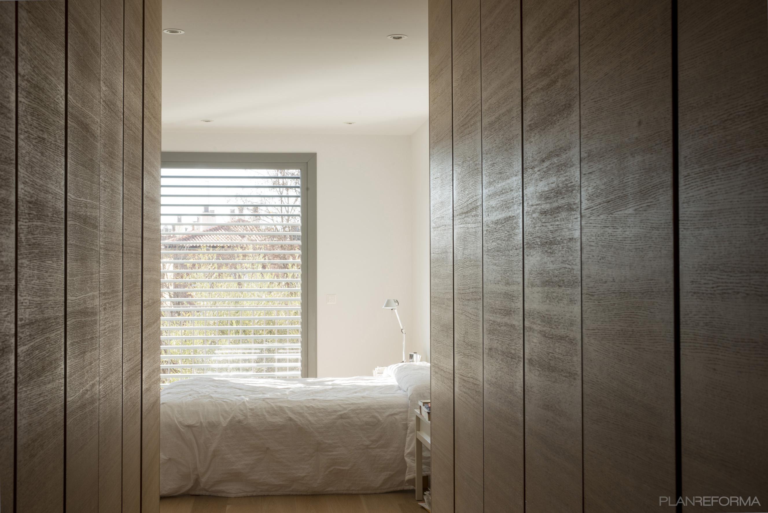 Dormitorio style contemporaneo color marron, blanco  diseñado por esteveinteriorisme | Interiorista 