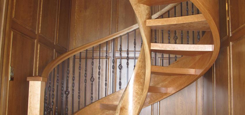 Escalera Estilo tradicional Color rojo, plateado  diseñado por EIMA ESCALERAS | Marca colaboradora | Copyright somos propietarios