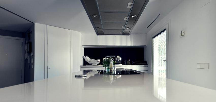 Cocina style moderno color blanco, gris, negro  diseñado por Luisa | Arquitecto | Copyright Luisa Martí ®