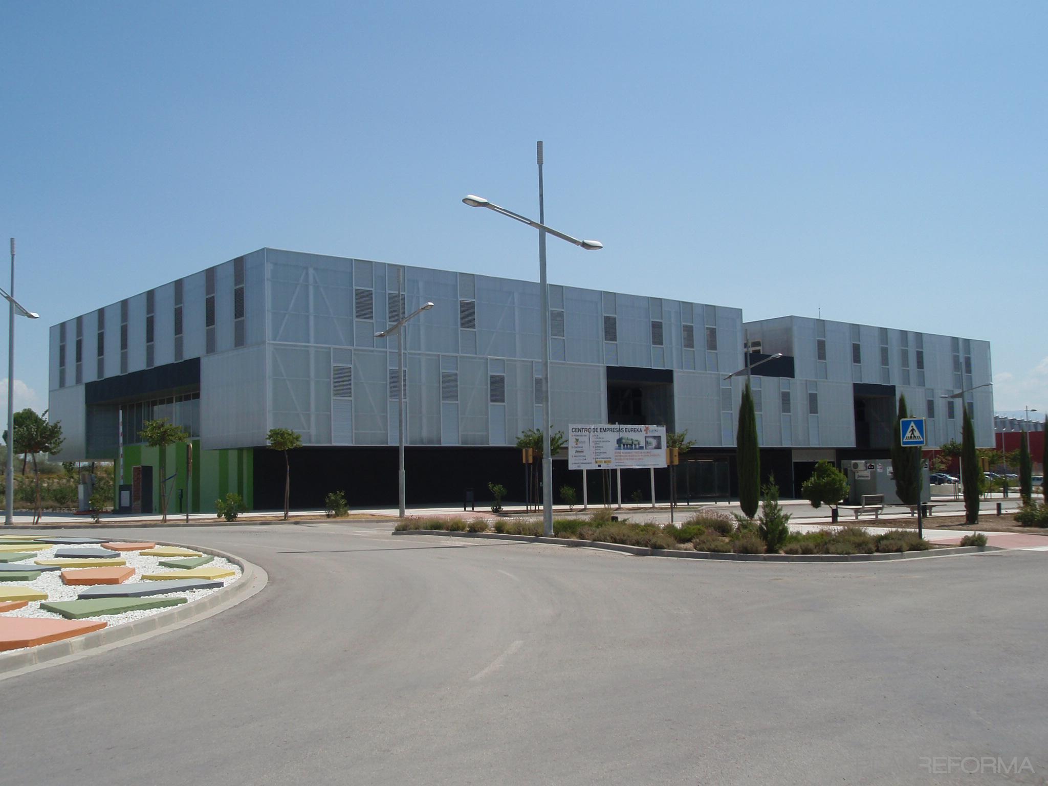 Exterior style moderno color verde, gris, negro  diseñado por Ivón Omar Fernández Muñoz | Arquitecto Técnico 