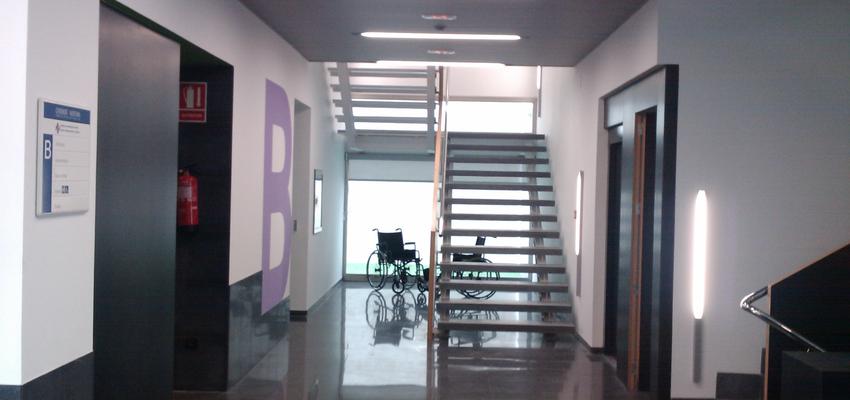 Escalera style contemporaneo color violeta, blanco, negro  diseñado por Ivón Omar Fernández Muñoz | Arquitecto Técnico 