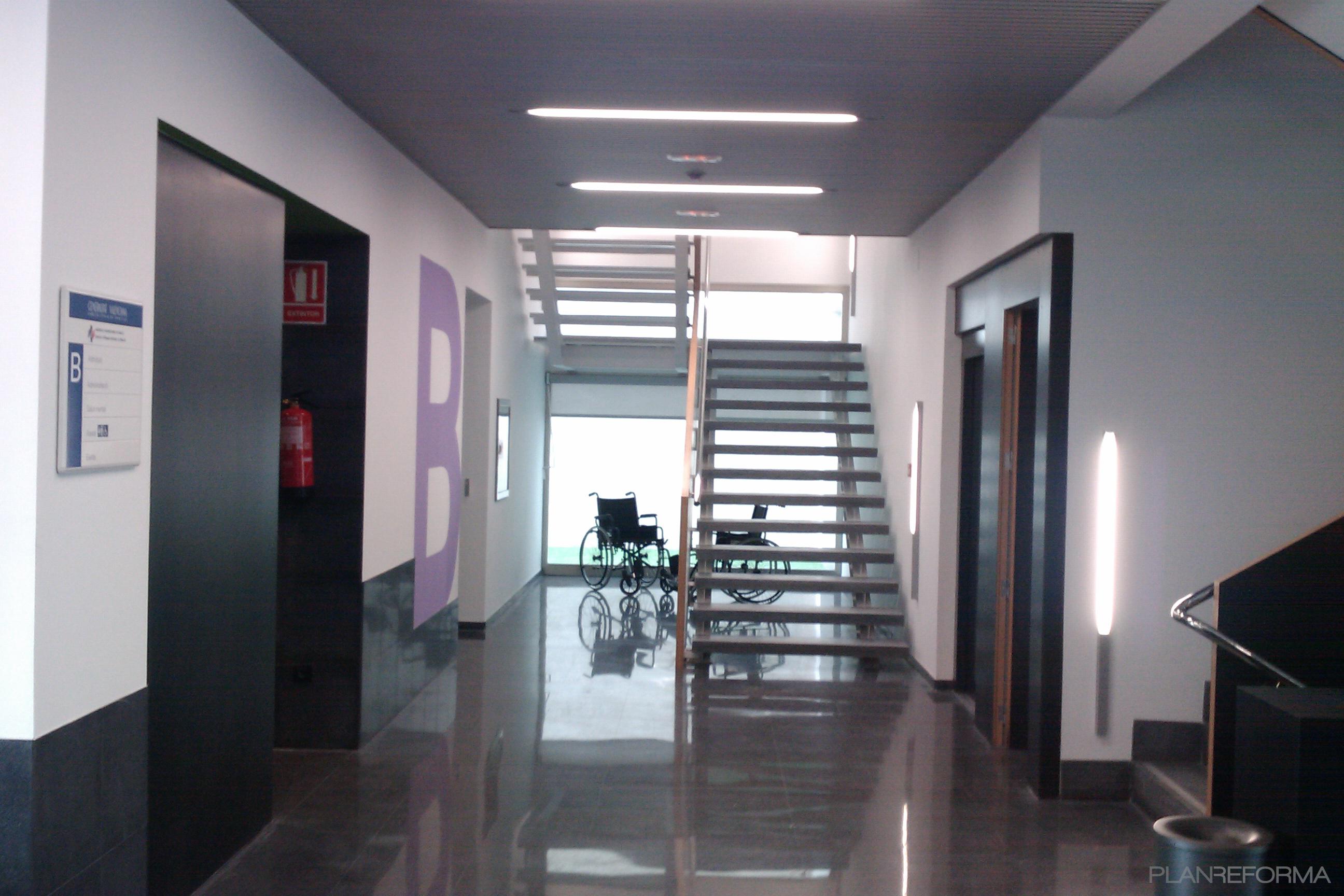 Escalera style contemporaneo color violeta, blanco, negro  diseñado por Ivón Omar Fernández Muñoz | Arquitecto Técnico 