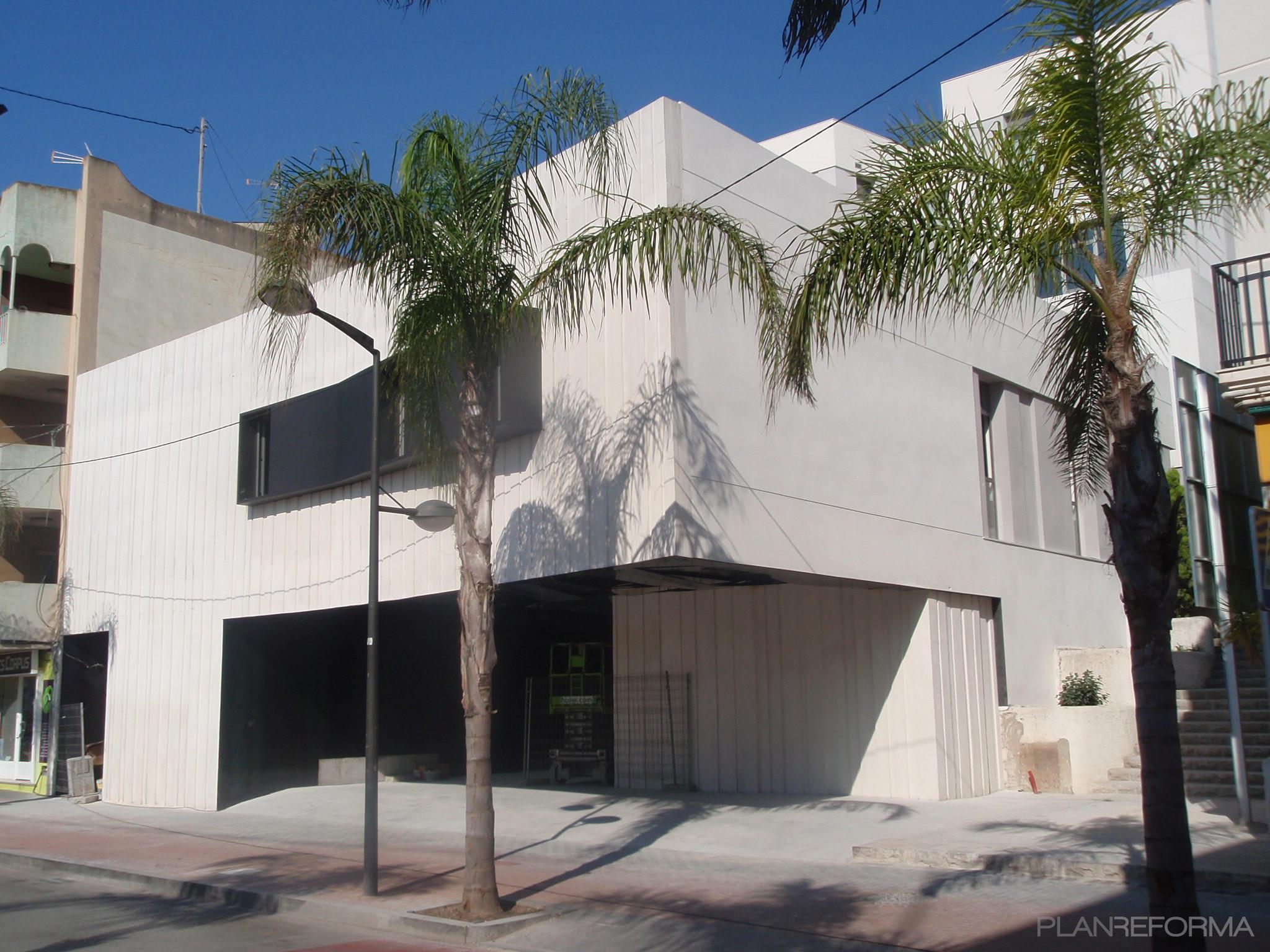 Exterior style moderno color blanco  diseñado por Ivón Omar Fernández Muñoz | Arquitecto Técnico 