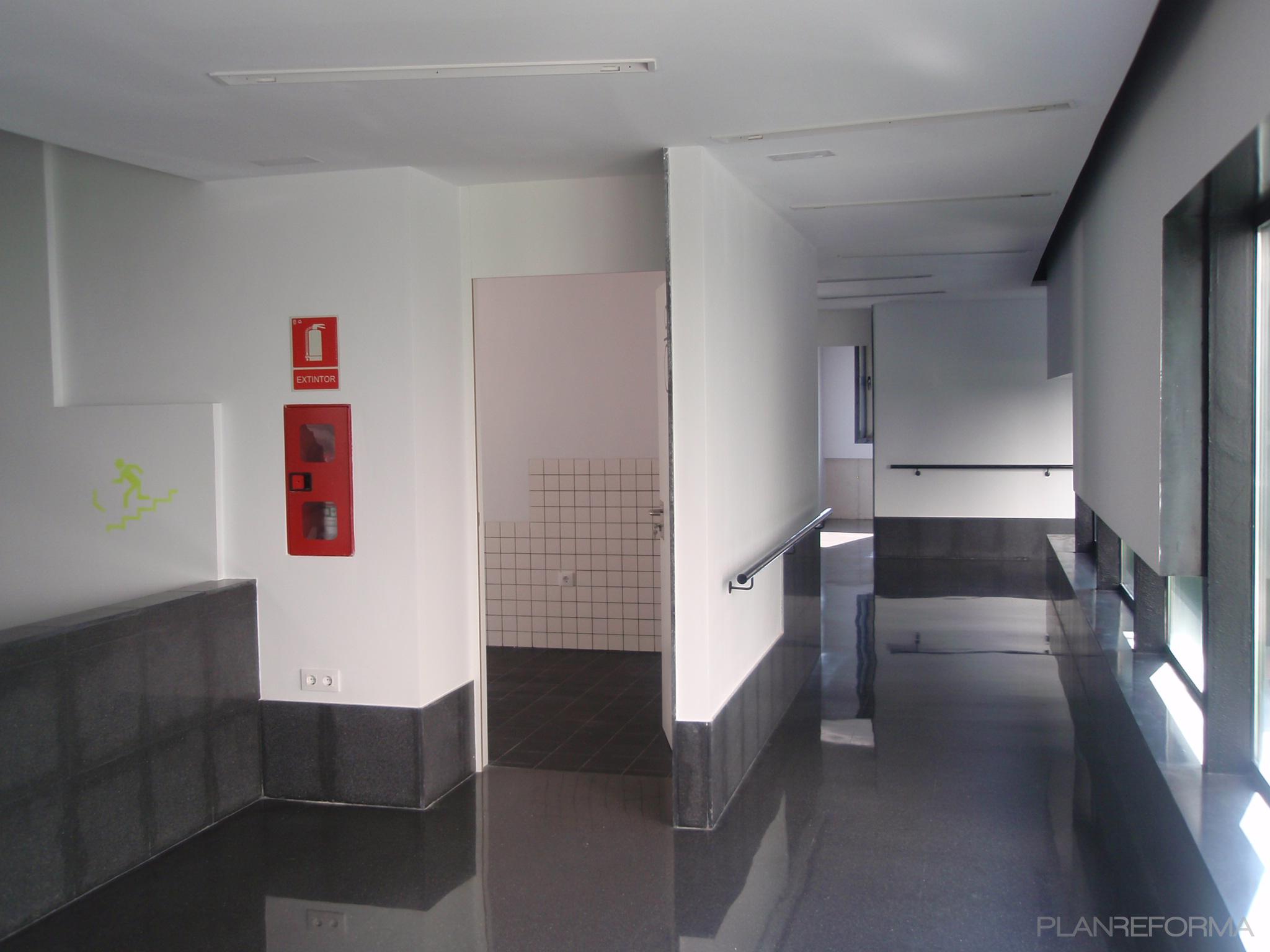 Baño, Pasillo style contemporaneo color blanco, gris  diseñado por Ivón Omar Fernández Muñoz | Arquitecto Técnico 