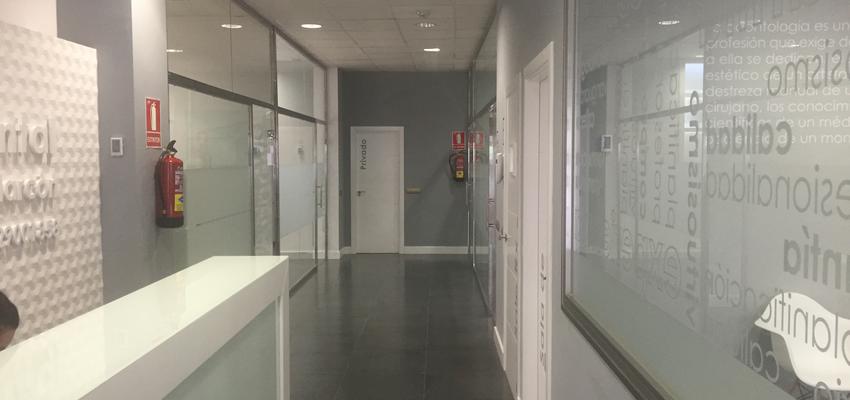 Pasillo Estilo contemporaneo Color rojo, azul, beige  diseñado por RESILIENCIA GROUP | Gremio | Copyright clinica dental