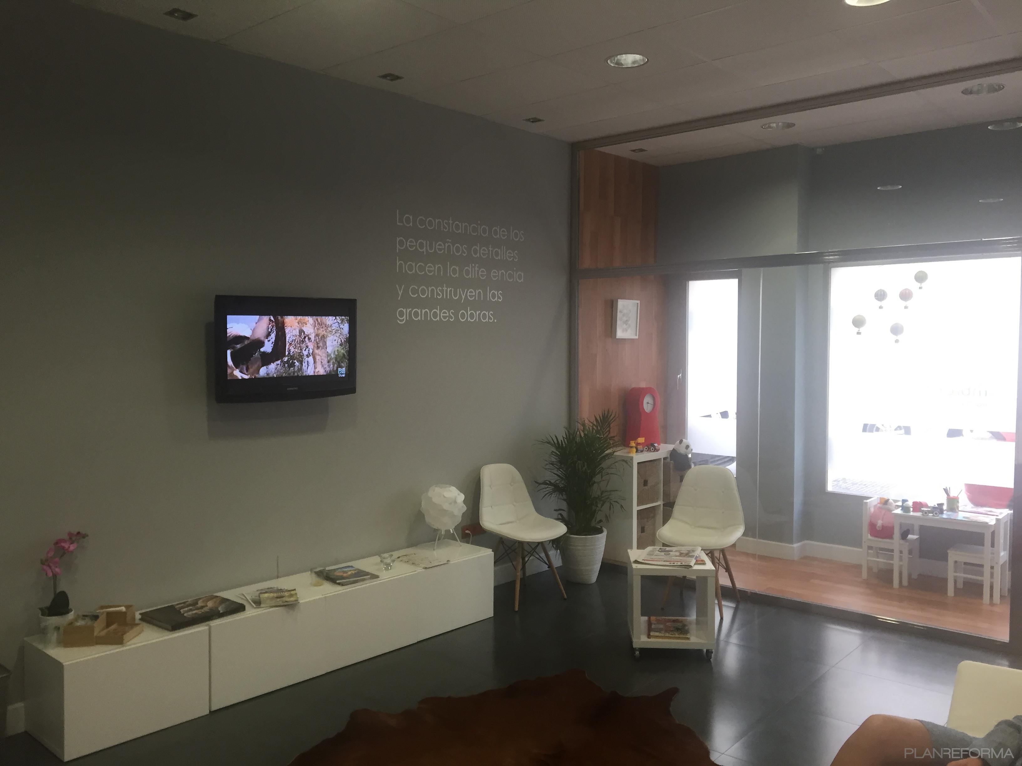 Salon Estilo contemporaneo Color rojo, azul, marron  diseñado por RESILIENCIA GROUP | Gremio | Copyright sala espera